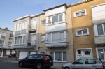 Mooi vernieuwd appartement op de 2de en hoogste verdieping van een kleine residentie, zonder lift, gelegen vlakbij de markt en de duinen. Dit appartement bestaat uit: woonkamer, volledig ingerichte keuken, inkomhall met toilet, badkamer met douche en aansluiting wasmachine, 2 uiterst ruime slaapkamers met terrasje, cv op gas, rolluiken, ... Dit appartement is beschikbaar vanaf 01/04/2019; bij de vermelde huurprijs komen er geen bijkomende kosten gebouw/syndic. (16/006)